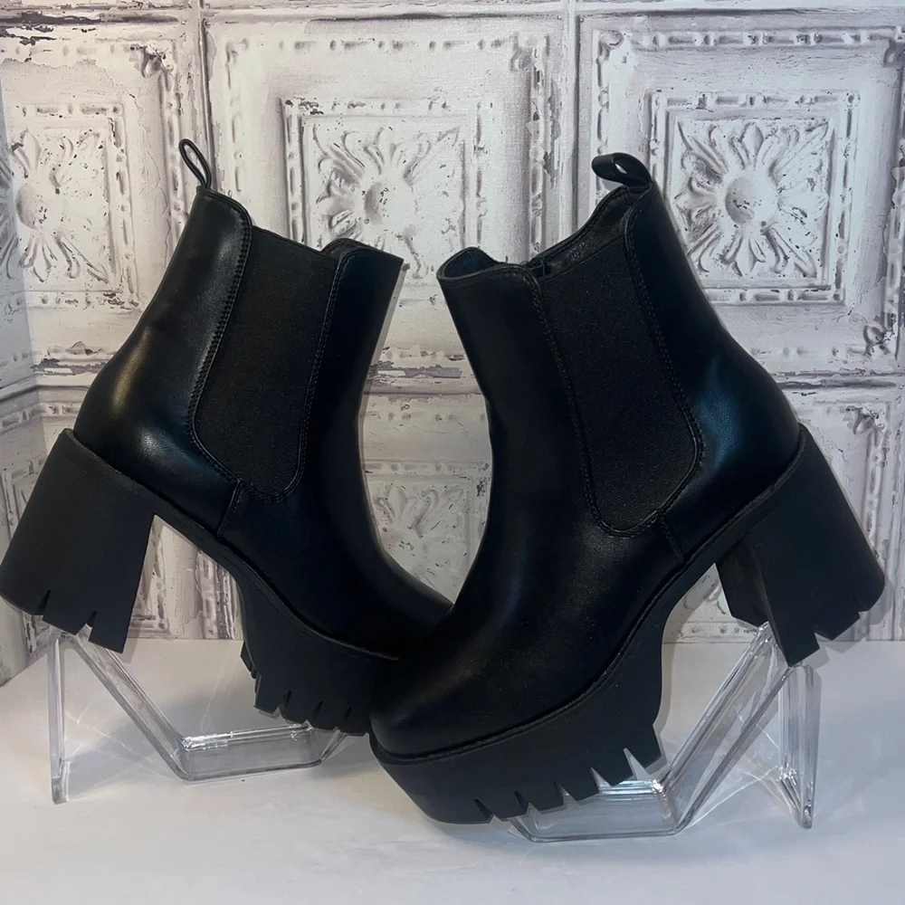 NEW Madden Girl By Steve Madden Black Platform Granite Lugg Boots Size 7.5